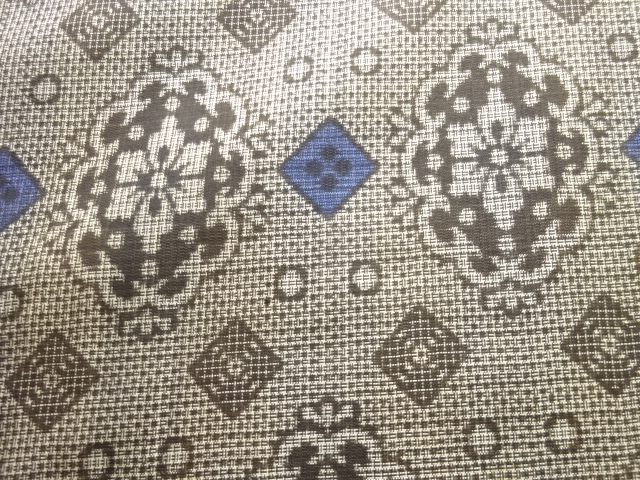 アンティーク　華紋に菱模様織り出し本場泥大島紬着物（割り込み絣）